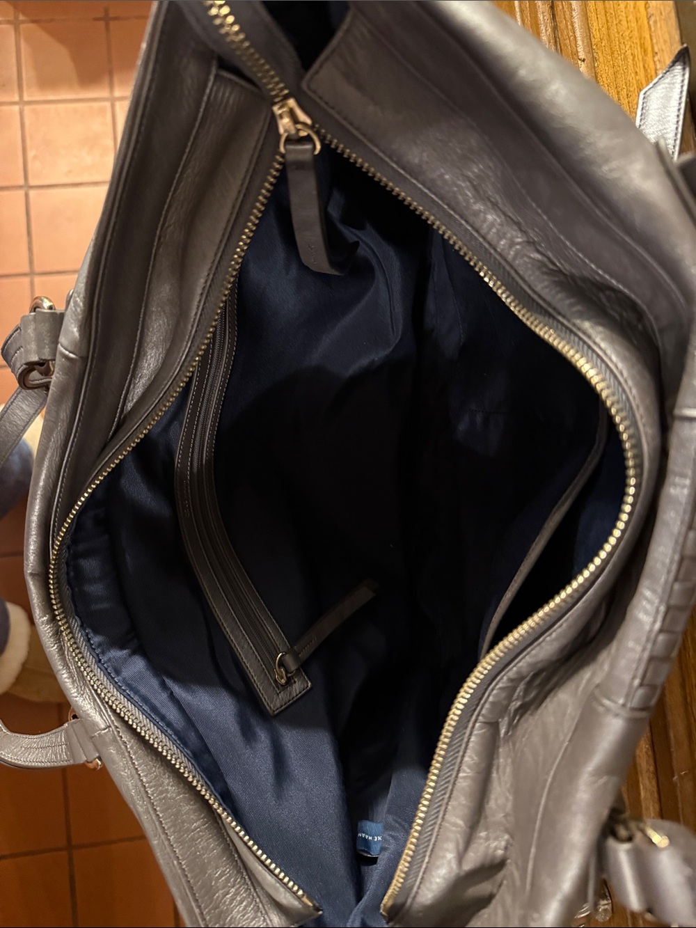 Platinum ,quality leather,purse with great details. Excellent Cole Hahn. - Picture 7 of 7
